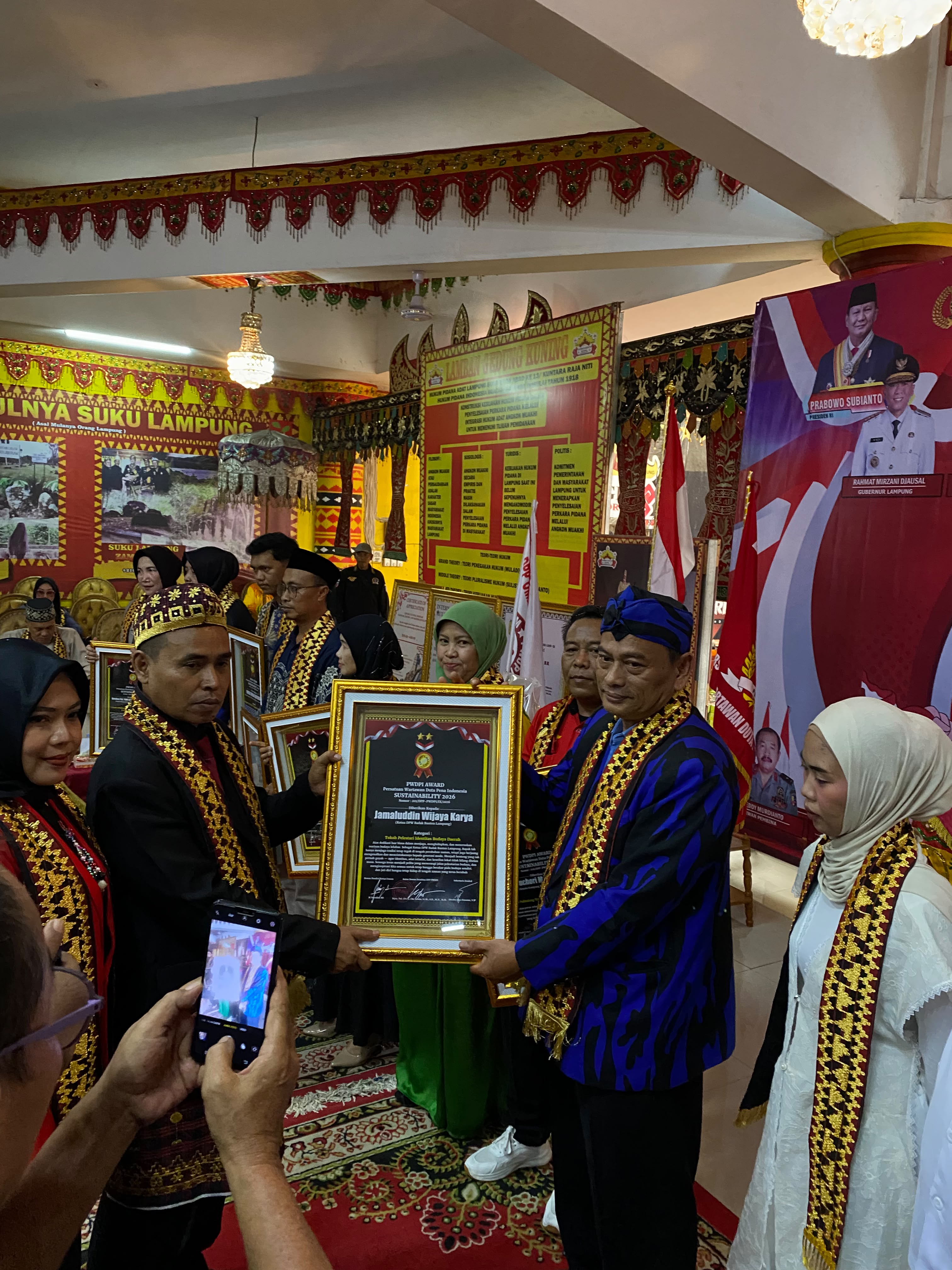 Peringati HUT ke-4 PWDPI, Ormas Badak Banten Provinsi Lampung Raih PWDPI Awards sebagai Ormas Pemersatu Bangsa di Lamban Gedung Kuning