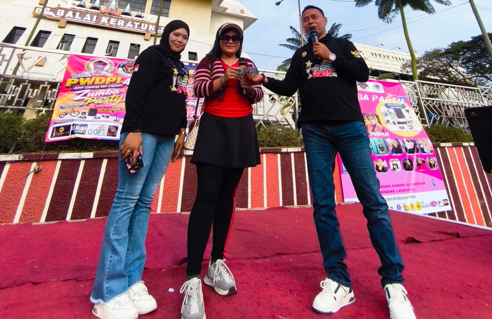 SENAM ZUMBA PENUH SEMANGAT, BAZAR UMKM MERAH PUTIH PWDPI SUKSES DIGELAR DIHADIRI 1.000 PESERTA