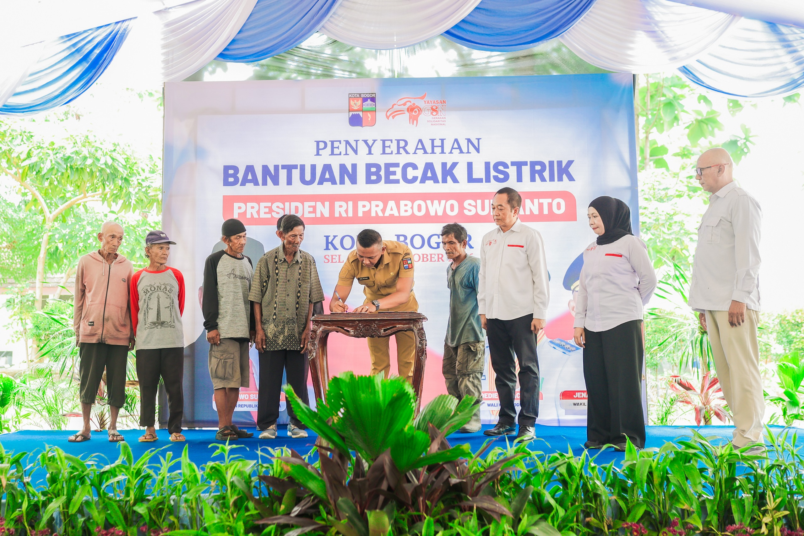 Presiden Prabowo Subianto Serahkan Bantuan 160 Becak Listrik di Kota Bogor