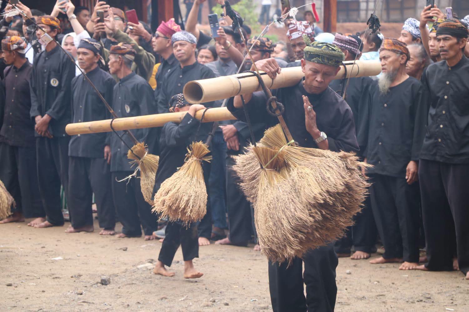 SEREN TAUN KA 658 KASEPUHAN GELAR ALAM, BUPATI" BUKTI KETEGUHAN  DAN KECINTAAN MELESTARIKAN WARISAN BUDAYA"