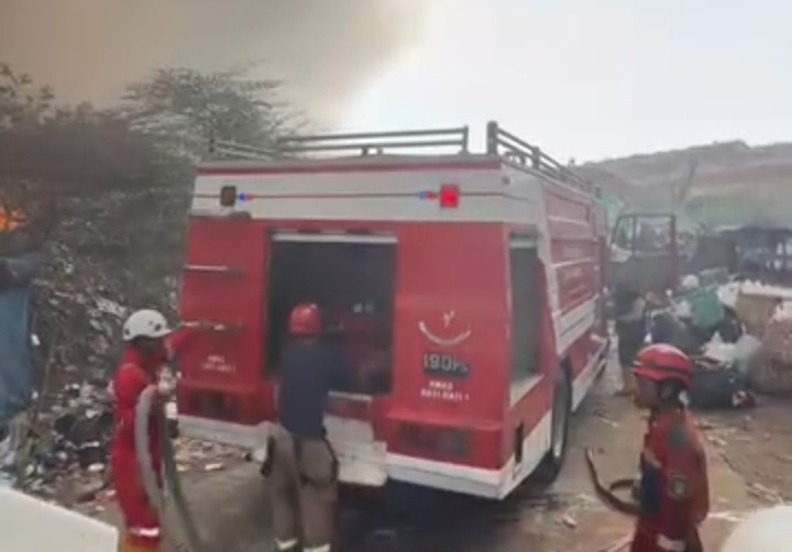 Kebakaran TPA Cikundul Meluas hingga 1.000 Meter Persegi, Armada Damkar Kota Sukabumi Terbatas